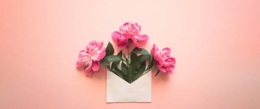 Pembe arka planda pembe şakayıklar olan beyaz bir zarf. Haber bültenleri ve diğer posta tasarımları için şablon