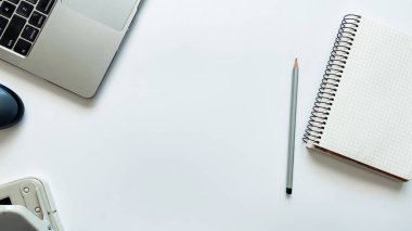 Not defteri, kalem, dizüstü bilgisayar, fare, tablet, delik delgi, kulaklık, kalem, kalem gibi beyaz bir arkaplan üzerinde çalışma süreci veya eğitim düzeni