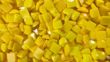 Yakın plan, elmas işlemeler için beyaz kare elmaslar. Hobiler ve DIY, elmas nakış yapmak için malzemeler