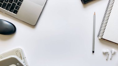 Not defteri, kalem, dizüstü bilgisayar, fare, tablet, delik delgi, kulaklık, kalem, kalem gibi beyaz bir arkaplan üzerinde çalışma süreci veya eğitim düzeni