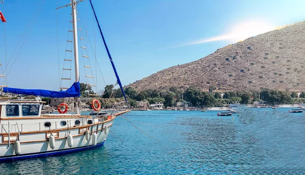 Vista del terraplén de una ciudad turística en Turquía con barcos amarrados en el muelle, palmeras con vistas a las montañas y al mar — Foto de Stock