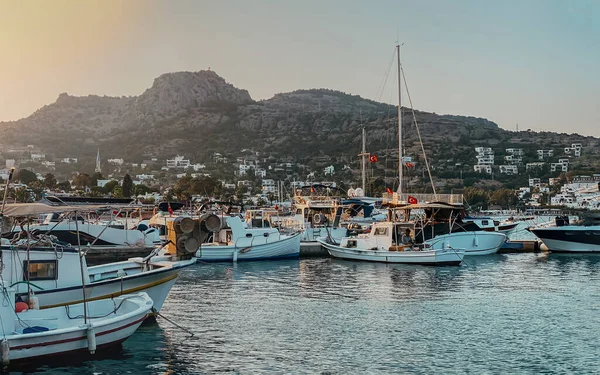 Vista del terraplén de una ciudad turística en Turquía con barcos amarrados en el muelle, palmeras con vistas a las montañas y al mar — Foto de Stock