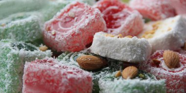 Türk lokumu kırmızı, beyaz ve yeşil renklerde. Seyahat ve turizm.