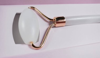 Beyaz bir arka planda izole edilmiş yüz yakın çekim için beyaz masaj kuvars silindiri