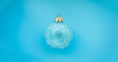 Mavi arka planda tümsekler olan mavi noel balosu. En düşük Noel tasarımı, metin için yer