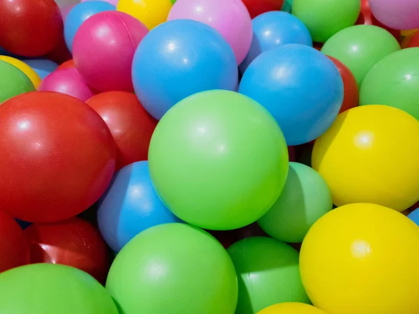 Multi-gekleurde ballen voor een droog zwembad voor kinderen om te spelen in het huis en buiten. Het concept van entertainment en vrije tijd voor kinderen — Stockfoto