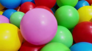 Çocukların evde ve dışarıda oynayacağı kuru bir havuz için çok renkli toplar. Çocuklar için eğlence ve eğlence kavramı