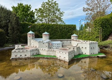 Estonya 'dan Kuressaare Piskoposluk Kalesi' nin ayrıntılı bir minyatür modeli, Belçika 'nın Brüksel kentindeki Mini-Avrupa parkında sergileniyor. Ortaçağ taş kalesinin ölçekli modelinde ikonik bir kale bulunur.