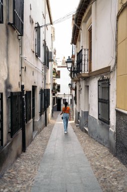 İspanya 'da Granada sokaklarında yürüyen tanınmayan genç bir turistin resmi..