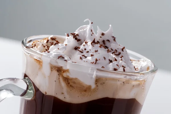 Foam of whipped cream and chocolate chips close-up Viennese coffee glass — Stock Photo, Image