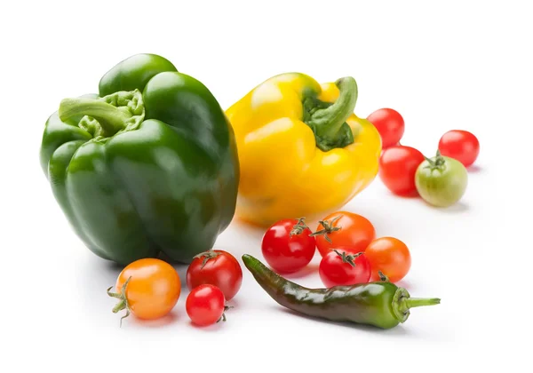 Свежие овощи перец, помидоры черри и чили крупным планом изолированы на белом фоне — стоковое фото