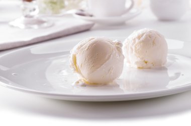 iki dondurma kaşık toz Beyaz tabak yakın çekim üzerinde 