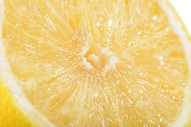 Yarım taze limon hamurlu makro shot beyaz arka planda izole edilmiş.  