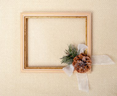 Noel ağacı dalı ile çerçeve