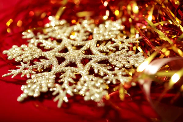 Χρυσό νιφάδα χιονιού και tinsel Χριστούγεννα φόντο — Φωτογραφία Αρχείου