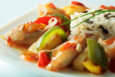 Yakın çekim Çin özel tavuk, pirinç, sebze ve soya filizi