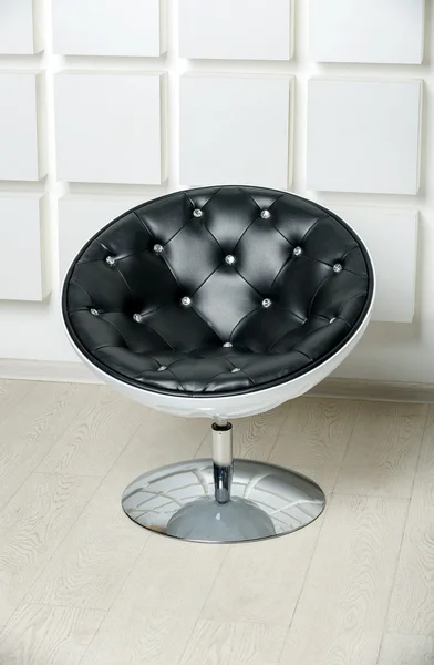 クリスタルとスタイリッシュな革張りの椅子 — ストック写真