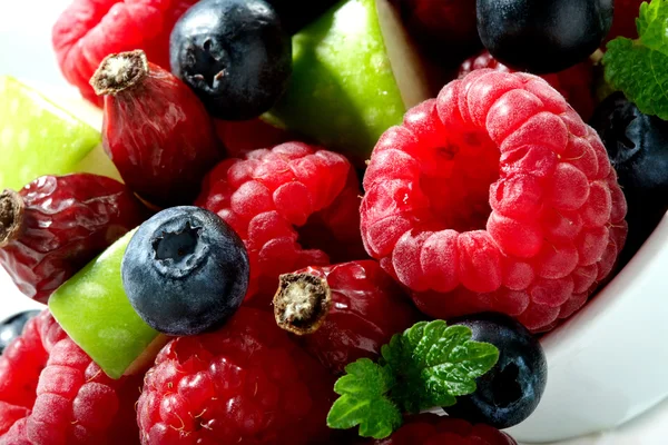 Berries, apple pieces and mint leaves close-up on white — Stock Photo, Image