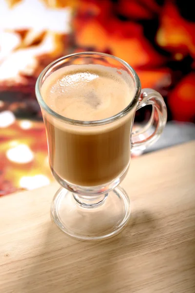 Ποτήρι latte macchiato καφέ στο ξύλινο τραπέζι — Φωτογραφία Αρχείου