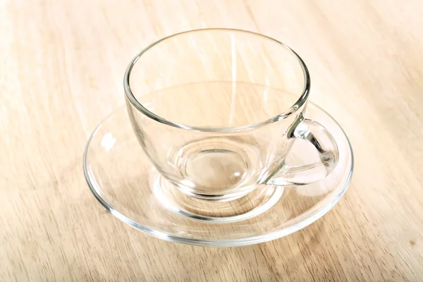 Tazza di vetro trasparente e piattino primo piano — Foto Stock