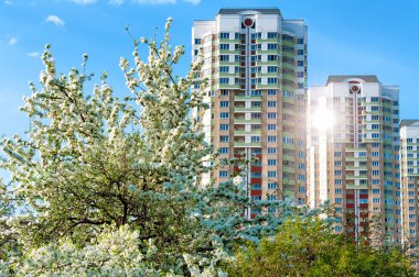 Bahar zamanında yeni apartmanlar