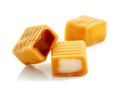 Beyaz arka plan üzerinde izole karamel toffee şeker