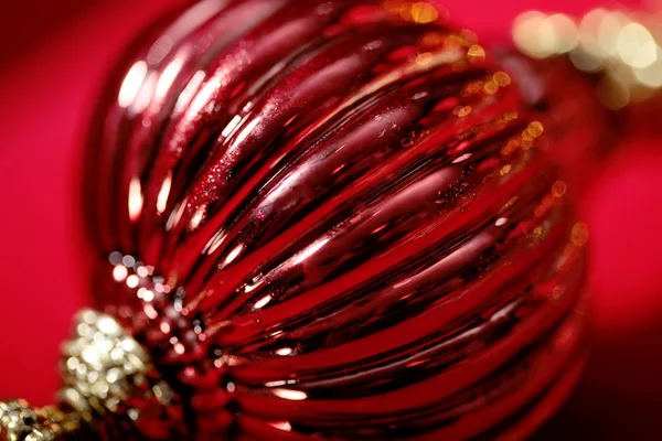 Close-up μπάλα του φωτεινό κόκκινο γυαλί Χριστούγεννα — Φωτογραφία Αρχείου