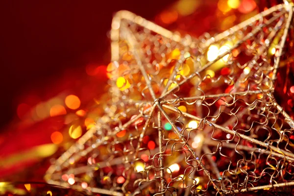 Weihnachten goldener Stern in Nahaufnahme auf rotem Hintergrund — Stockfoto