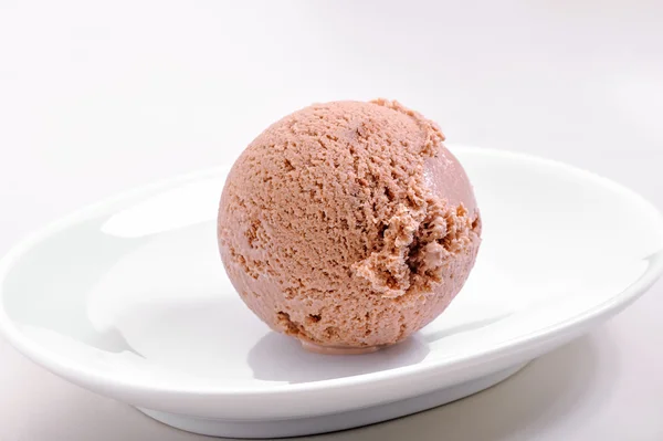 Gałką lodów czekoladowych na białe płytki z bliska — Zdjęcie stockowe