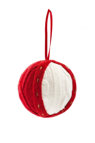 Natal bola de malha pendurada em fita vermelha close-up isolado — Fotografia de Stock