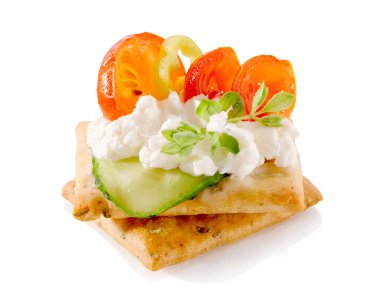 iştah açıcı krem peynir ve sebze yakın çekim izole kraker üzerinde