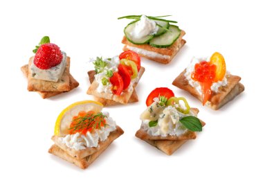 gurme kraker aperatifler yakın çekim üzerinde beyaz izole kümesi