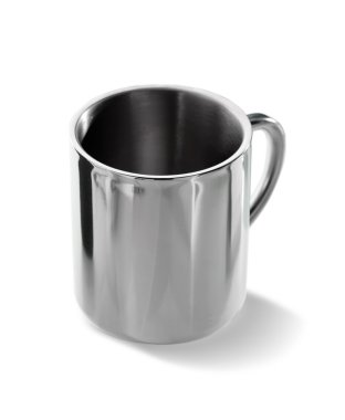 Çelik kupa üzerinde beyaz izole