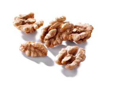 Ceviz taneleri makro üzerinde beyaz izole