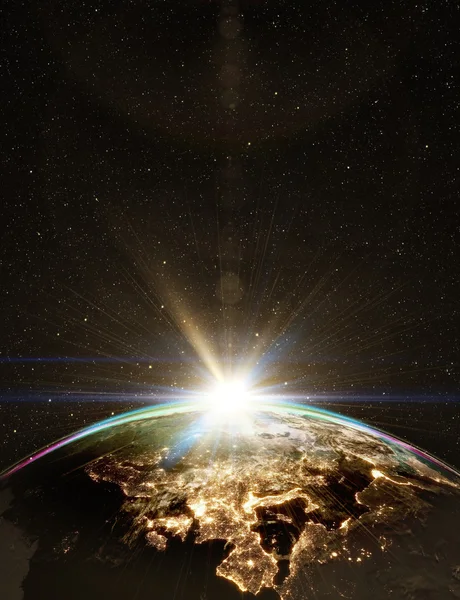 世界のスカイラインの非常に詳細な壮大な日の出. — ストック写真