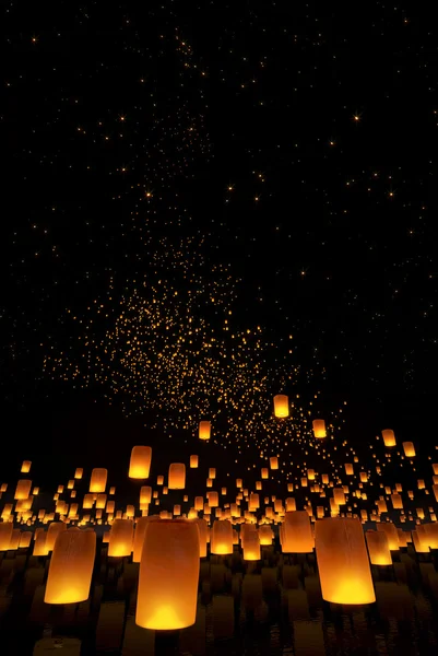 Lindas lanternas voando no céu noturno — Fotografia de Stock