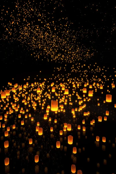 Beautiful Lanterns flying in night sky — Stock Photo, Image