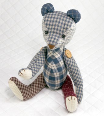 Ayı patchwork üzerinde beyaz patchwork yorgan arka plan koyun.