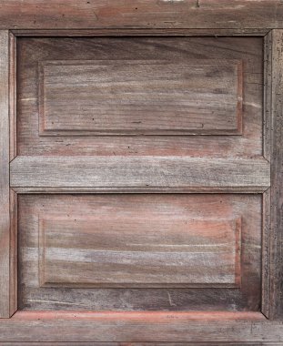 Çamur ve kırmızı tonda eskimiş ahşap bir kepenk. Tahta taban 2 eşit parçaya bölünür