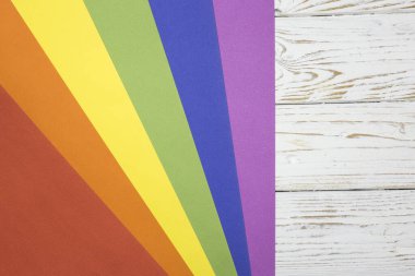 Lgtb renkleri köşegen ve beyaz ahşap bir arkaplanda kopyalamak için alanı olan bir mukavva