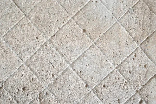 Soyut bir tehlike zemini, beyaz ve gri arka plan, sıva grunge, çimento ya da beton dokulu duvar. Çatlak ve çizgilerle kaplı gri beton zemin hasar görmüş..