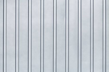 Doğal ışıkla aydınlatılmış dalgalanmalarla dolu metal bir yüzey. Endüstriyel geçmiş. yatay konum.