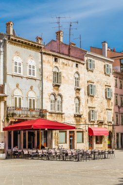 Geleneksel yapılar üzerinde Forum Meydanı-Pula, Hırvatistan