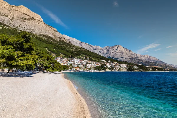 Brela-dorp, strand en Biokovo - Makarska, Kroatië — Stockfoto