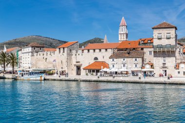 Deniz kıyısında ve kilise kule - Trogir, Hırvatistan