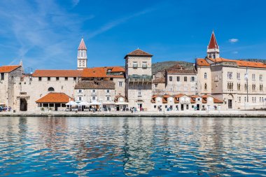 Deniz kıyısında ve kilise kule - Trogir, Hırvatistan