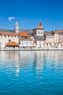 Deniz kıyısında ve kilise kule - Trogir, Hırvatistan