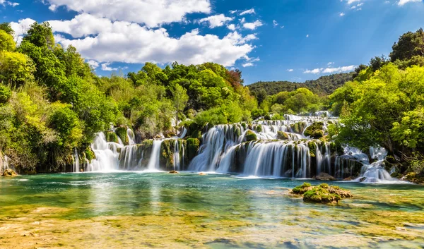 Водопад в национальном парке Крка-Далмация, Хорватия — стоковое фото