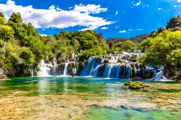 Cascada en el Parque Nacional Krka-Dalmacia, Croacia — Foto de Stock