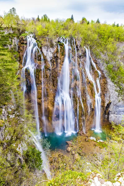 Озеро и водопад-Плитвицкие озёра — стоковое фото